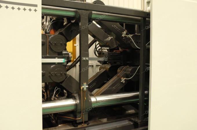 la machine de moulage par injection equipmeted avec le vilebrequin de rotation extérieur.
